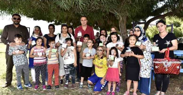Adalya Vakfı mama dağıttı