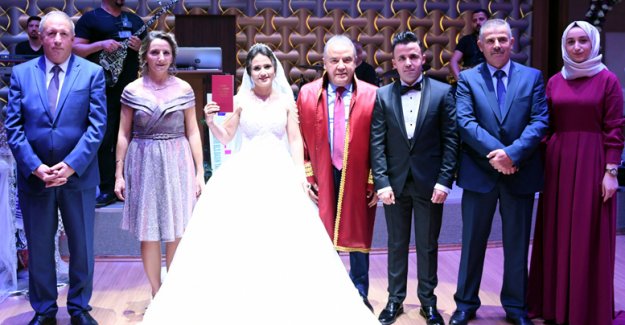 Çiçeği yakaladığı tarihte evlendi