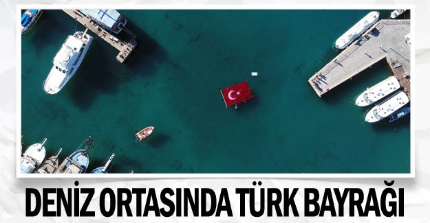 Deniz ortasında Türk bayrağı
