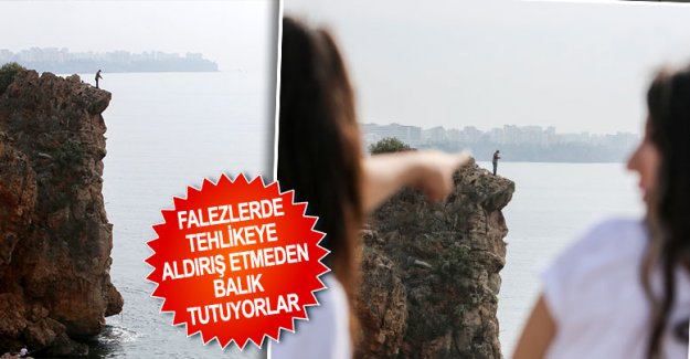 Falezlerde tehlikeye aldırış etmeden balık tutuyorlar