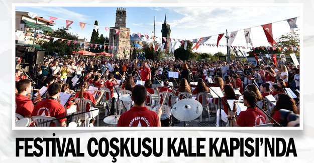 Festival coşkusu Kale Kapısı’nda