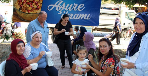 Finike'de aşure ikramı
