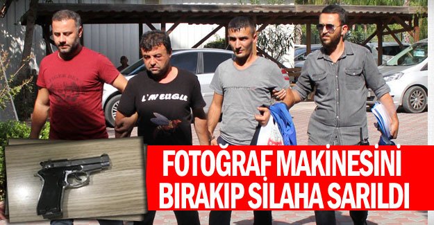 Fotoğraf makinesini bırakıp silaha sarıldı