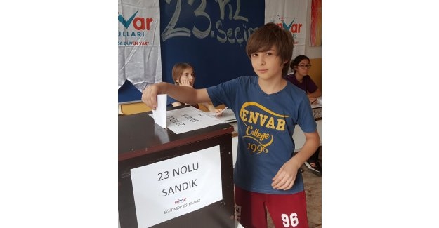 Öğrenciler sandık başında
