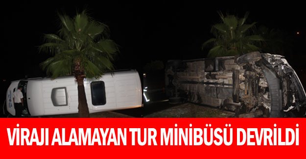 Virajı alamayan tur minibüsü devrildi