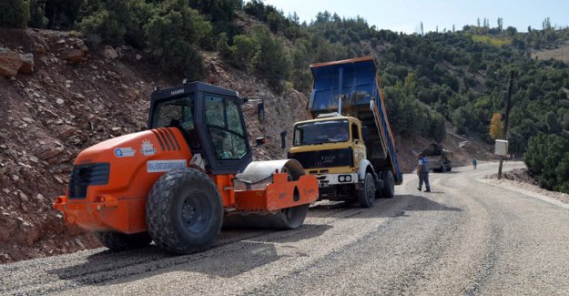 Korkuteli Güzle yolu asfaltlanıyor