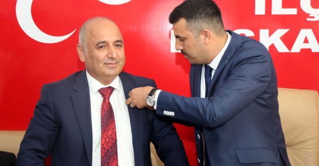 Üras, MHP rozetini taktı
