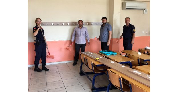 Askerler ve öğretmenlerden öğrencilere sürpriz