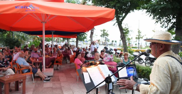 Emekli Kahvesi’nde müzik dinletisi