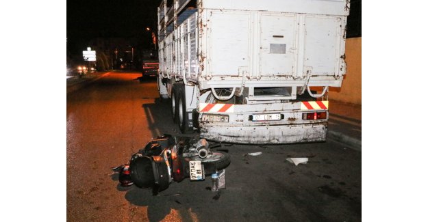 Kamyona çarpan motosiklet parçalandı
