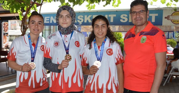 Kick boksta birinci oldular