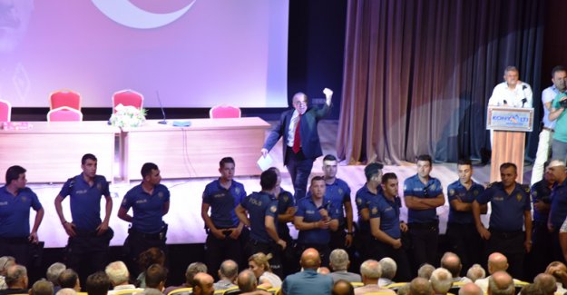 Polis emeklileri derneğinde gerginlik