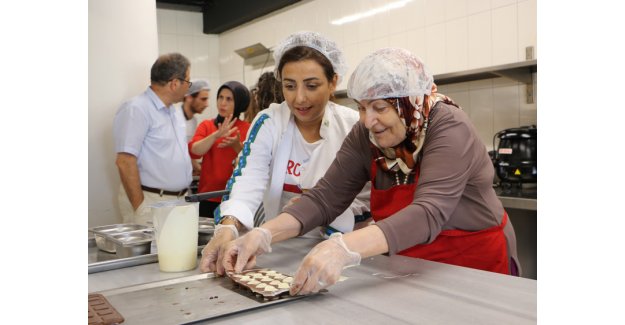 Şehit ailelerine çikolata yaptılar