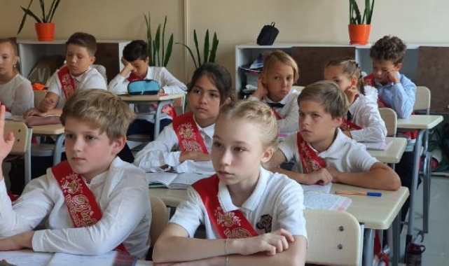 Antalya'daki Rus Okulu'nda öğrenciler karnelerini aldı